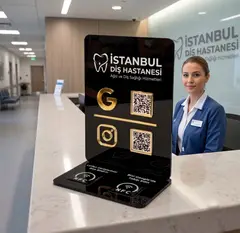 Klinik resepsiyonunda siyah NFC masaüstü stand